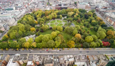 St Stephen’s Green 2 Senderos, céspedes y lago de St Stephen’s Green, en Dublín