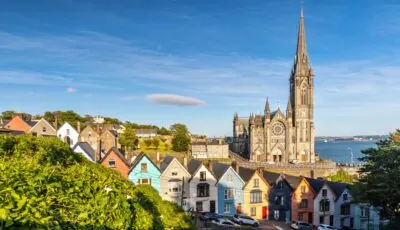 Cobh y la catedral de San Colman dominando el puerto de Cork - © susanne2688