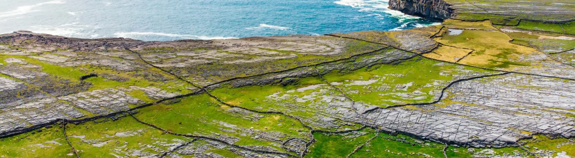 ¿Por qué hay tantos muros de piedra en Irlanda?