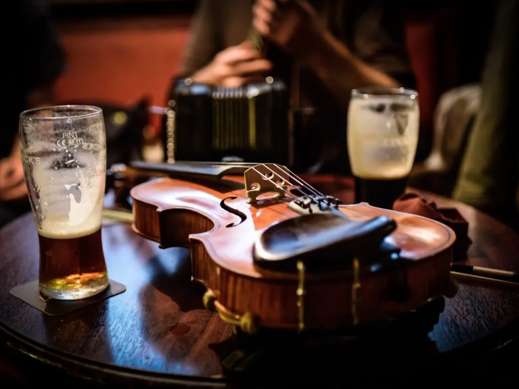 Un fiddle dans un irish pub © dermot