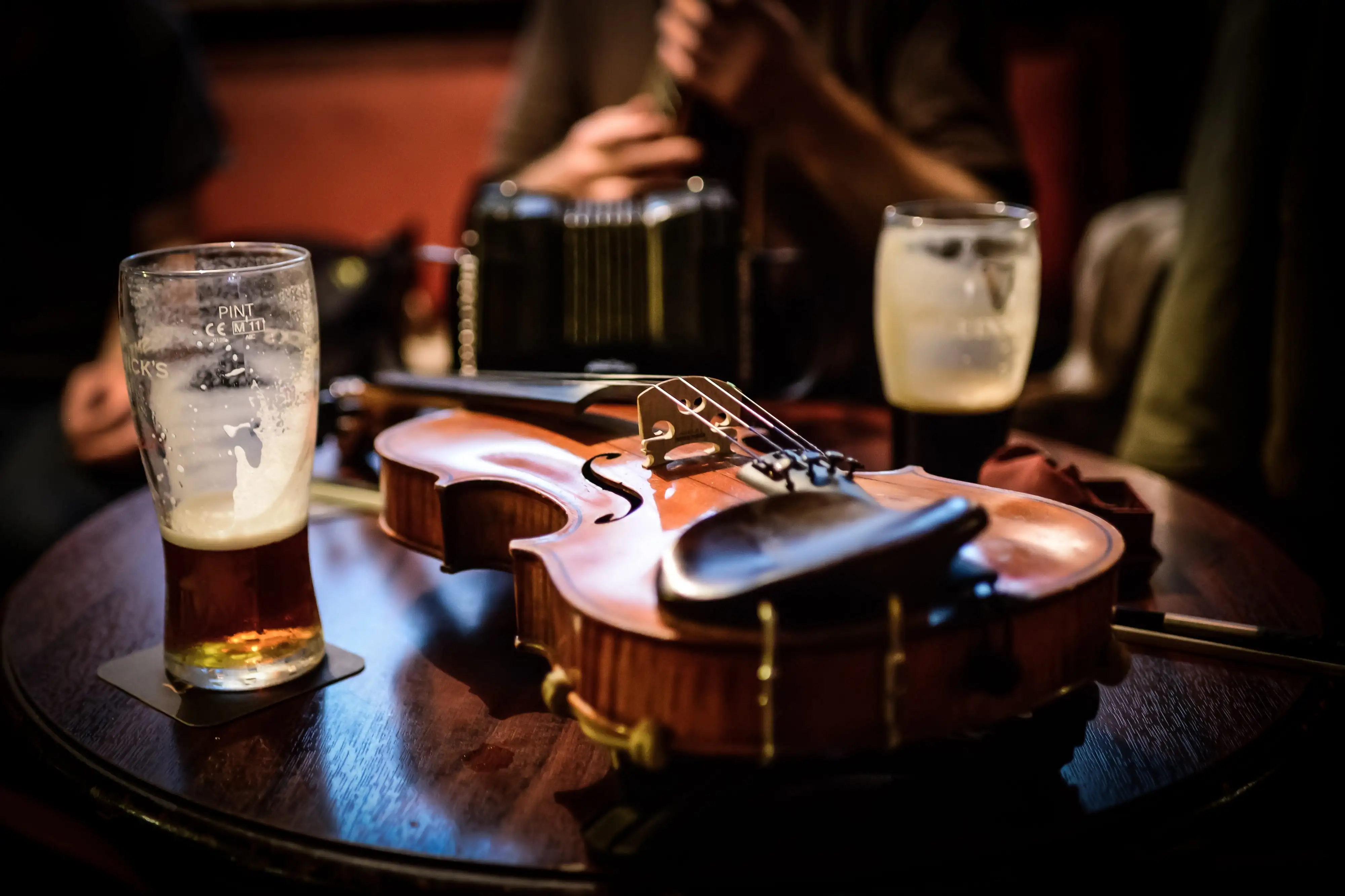 Un fiddle dans un irish pub © dermot