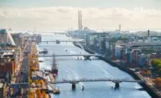 Vue aérienne du fleuve Liffey à Dublin - © SomethingIrish
