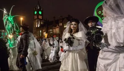 Desfile de disfraces del festival Derry Halloween en Irlanda del Norte