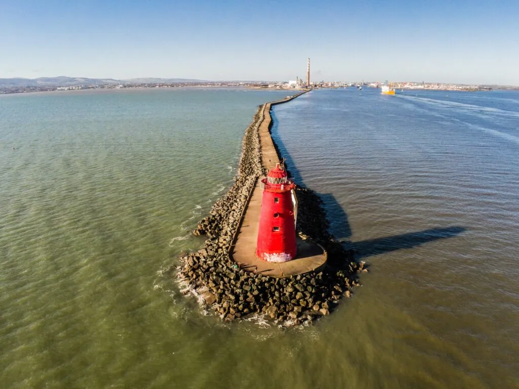 La Gran Muralla Sur y el faro de Poolbeg - © Giovanni