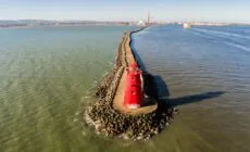 La Gran Muralla Sur y el faro de Poolbeg - © Giovanni