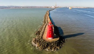 La Gran Muralla Sur y el faro de Poolbeg - © Giovanni