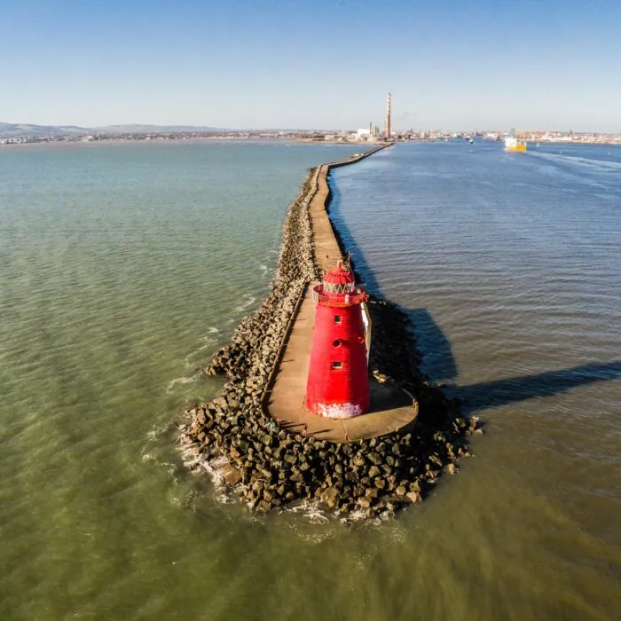 La Gran Muralla Sur y el faro de Poolbeg - © Giovanni