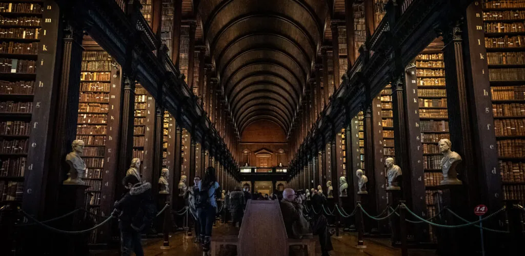 Trinity College: la antigua biblioteca expone ahora 4 bustos de mujeres