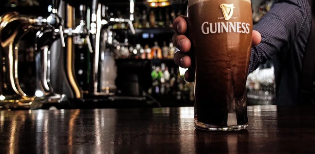 Galway: un pub irlandés ofrece pintas de Guinness gratis, bajo la condición de superar un desafío bastante difícil