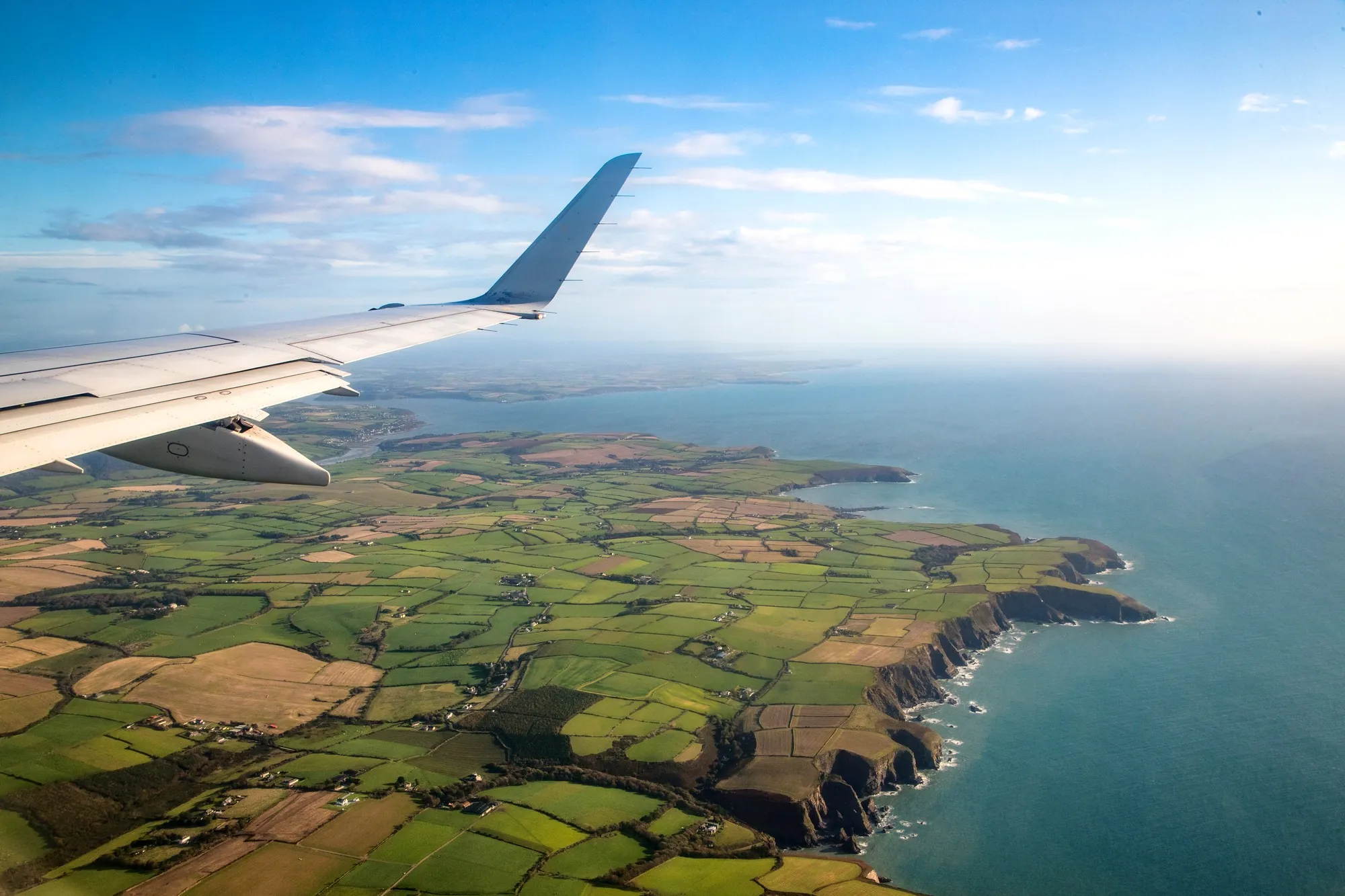 Un avion survolant l'Irlande - © Gabriel Cassan