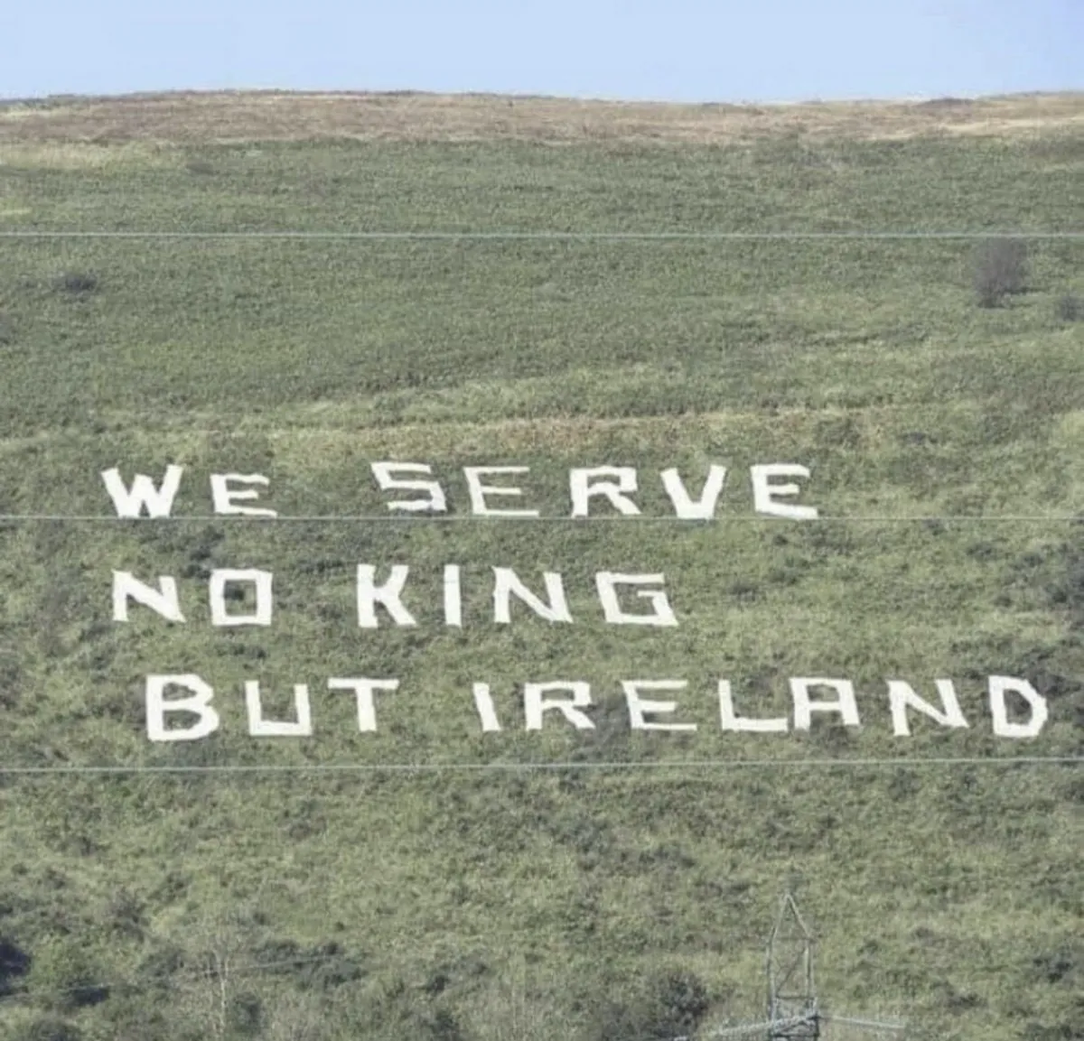 We serve no King but Ireland : un message de protestation est apparu à Belfast à l'occasion du couronnement de Charles III