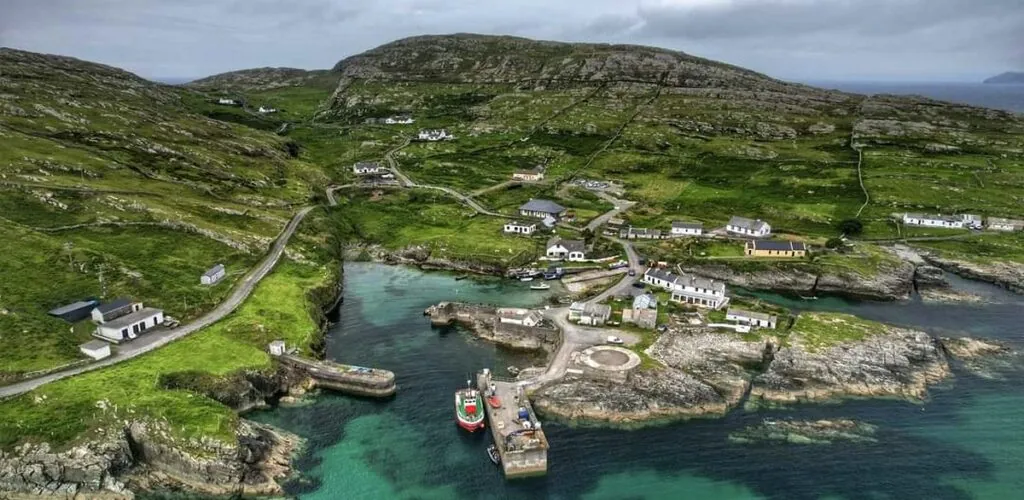 Alerta: empleo de ensueño en Inishturk, que busca personal para «la escuela con las mejores vistas de Irlanda»