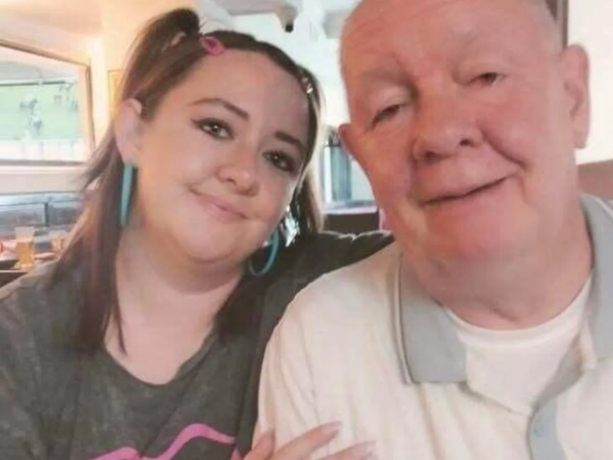 Aoife Byrne, à l'origine du message, pose avec son père - Facebook (Sun by the Sea)