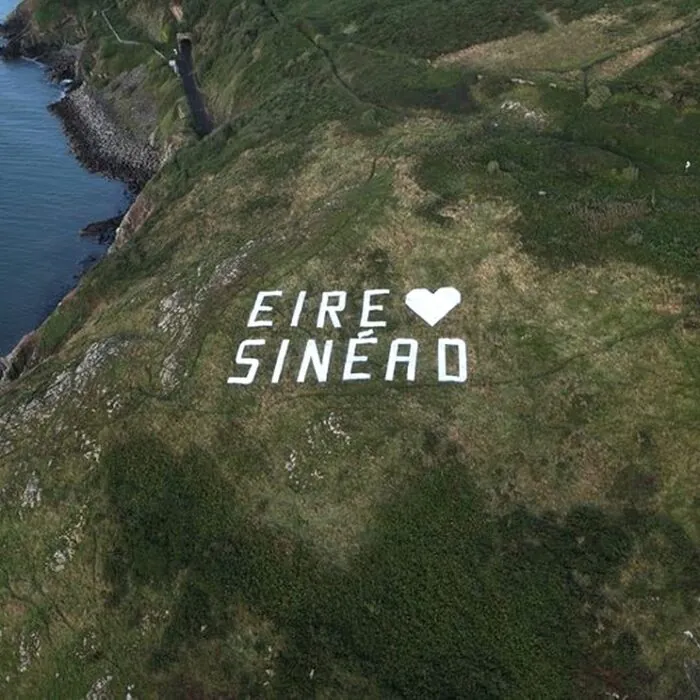 Les lettres ÉIRE ♡ SINÉAD sont apparues sur les hauteurs de Bray - https://www.instagram.com/tenthmanhello/