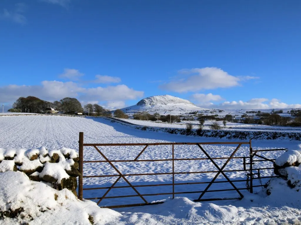 La Slemish Mountain sous la neige - © Creative Landscapes
