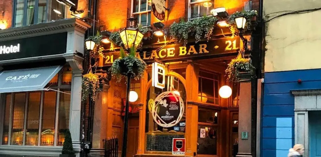 Dublín: el pub irlandés «The Palace Bar» celebra sus 200 años de historia