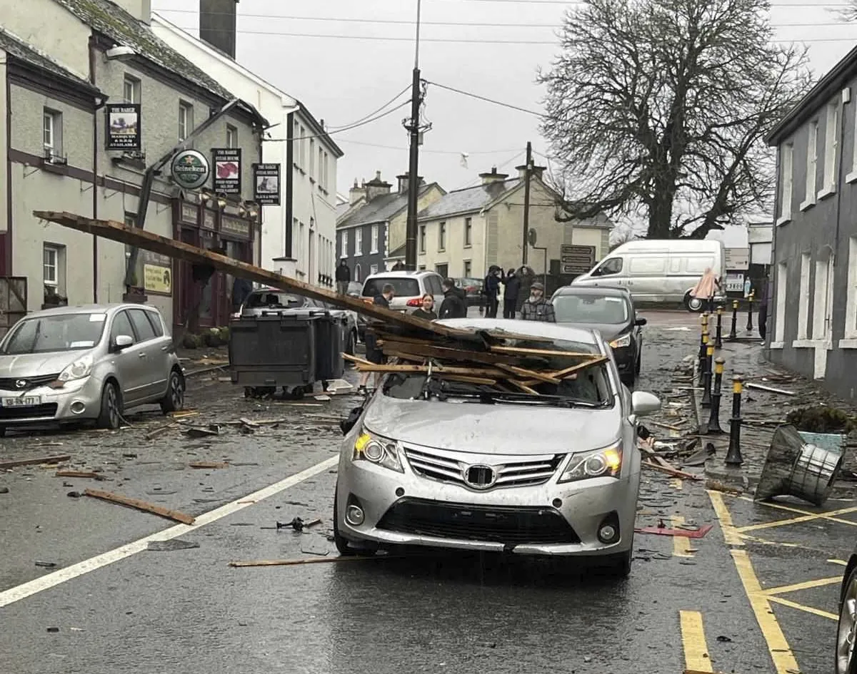 La tornade a durement frapper le village de Leitrim - @DonegalWeatherC - X