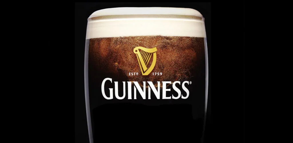 Guinness: ¡la cerveza negra irlandesa que ha conquistado los pubs británicos!