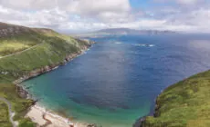 Vista aérea de la bahía de Keem, en la isla de Achill - © Big Style Media - Fáilte Ireland