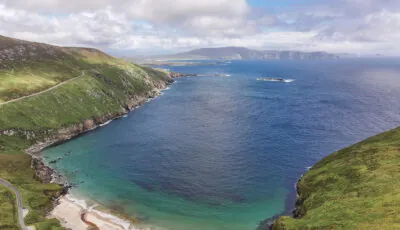 Vista aérea de la bahía de Keem, en la isla de Achill - © Big Style Media - Fáilte Ireland