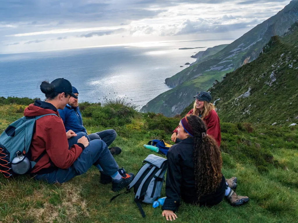 Excursionistas frente a Slieve League - © Big Style Media - Fáilte Ireland