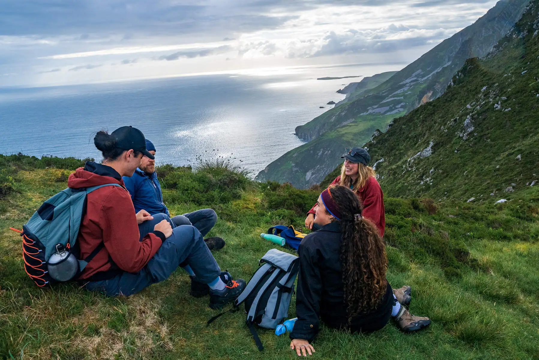 Excursionistas frente a Slieve League - © Big Style Media - Fáilte Ireland