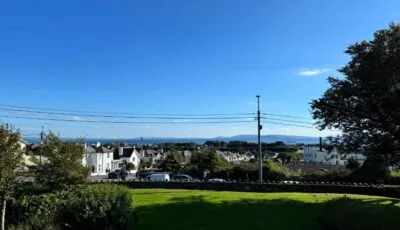 A cozy room walking distance to the beach with a private bathroom