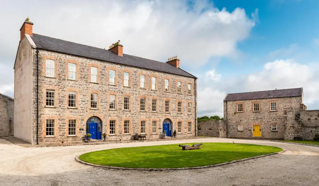 Beautifully restored soldier's barracks to sleep 10 people