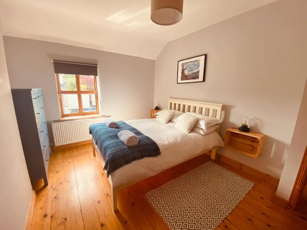 Cosy 3 bedroom townhouse with wood pellet stove!