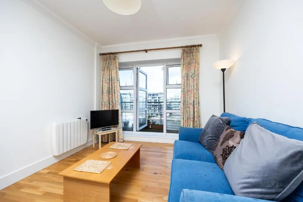 Flat w/ Balcony & Canal view - 4min to station