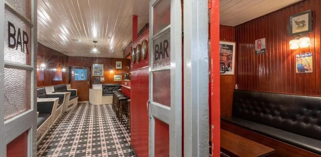 Killorglin Irish Pub With Hot Tub That Sleeps 19