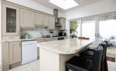 Large 3 Bed family home - 5 min from Train station