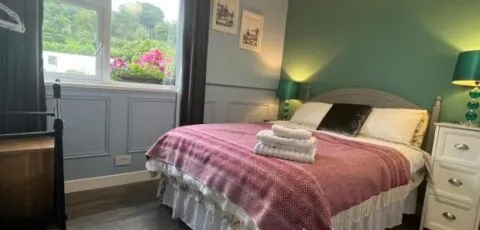 PINEBROOK House Double bed Small En suite room beautiful garden