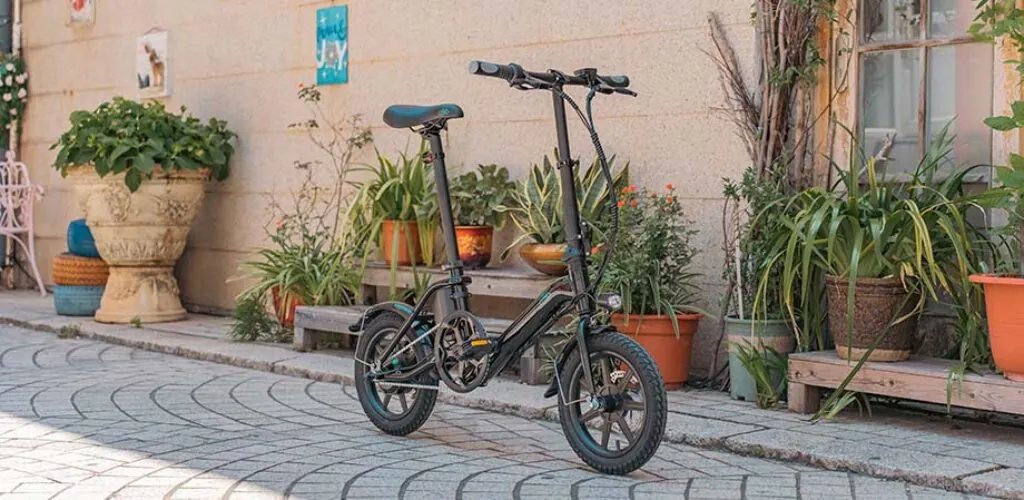 Explora los mercados irlandeses del fin de semana al mando de una mini bicicleta eléctrica Fiido