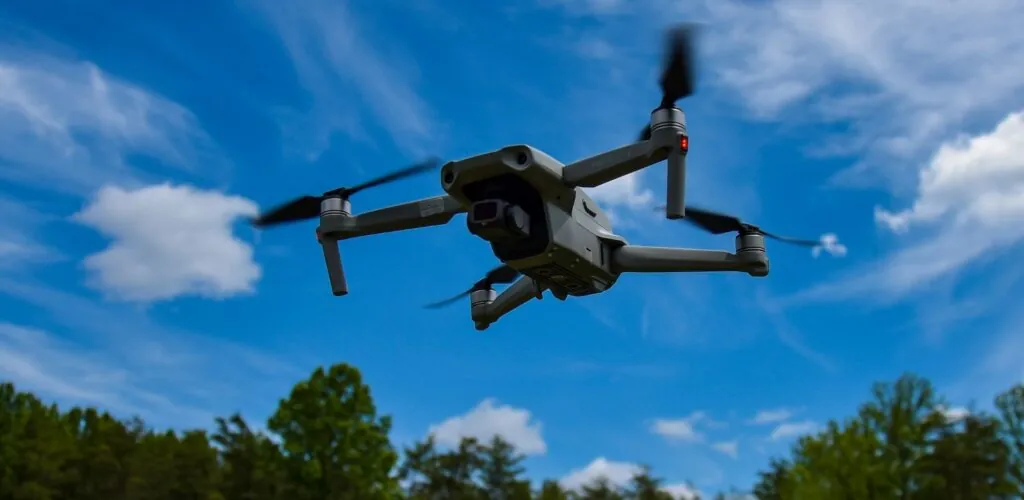 Viajar con un dron en Irlanda: qué cambia la nueva normativa para viajeros e influencers