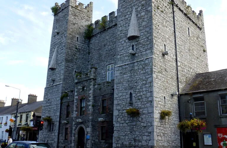 Descubiertos restos de hace 800 años bajo un castillo irlandés
