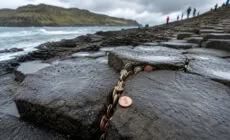 Des milliers de pièces ont été glissées au fil des années entre les colonnes de basalte de la Chaussée des Géants, en Irlande du Nord, provoquant des dégradations sur ce site naturel classé à l’UNESCO. – Go to Ireland.com