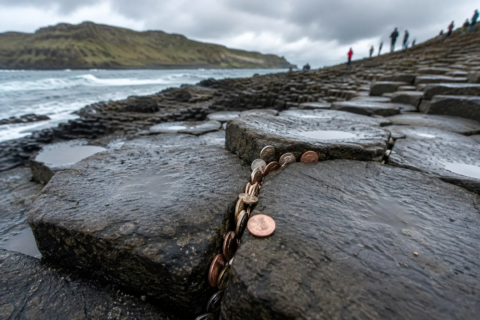 Des milliers de pièces ont été glissées au fil des années entre les colonnes de basalte de la Chaussée des Géants, en Irlande du Nord, provoquant des dégradations sur ce site naturel classé à l’UNESCO. – Go to Ireland.com