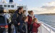 Famille avec deux enfants voyageant en ferry avec sa voiture vers l’Irlande