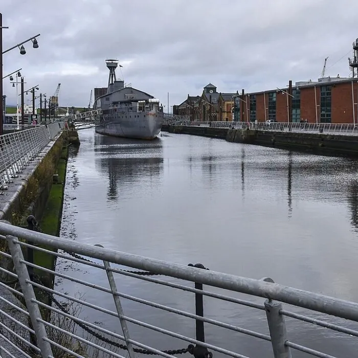Le HMS Caroline amarré à Alexandra Dock dans le Titanic Quarter de Belfast