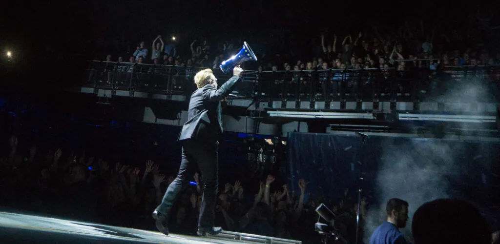 U2 celebra sus 50 años con un concierto sorpresa en Grafton Street, Dublín