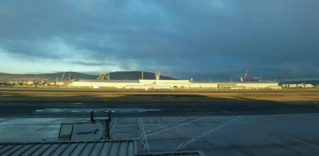 Vue de la piste et des installations de Belfast City Airport