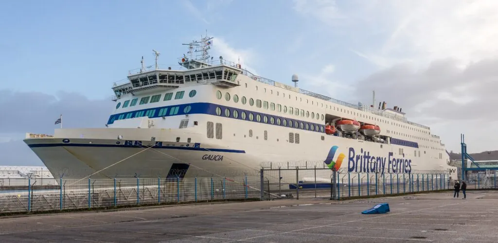 Le ferry Galicia de Brittany Ferries à quai dans le port de Cherbourg