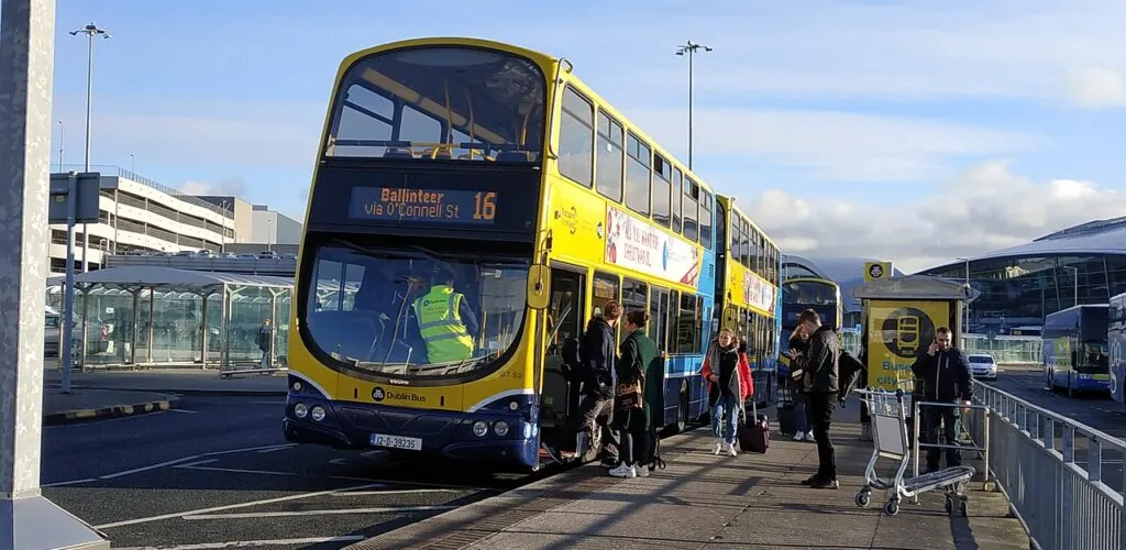 Irlanda – En Dublín, un conductor de autobús roba protagonismo a los aviones en un divertido vídeo