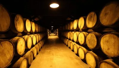 Fûts en bois à la distillerie de Midleton, photographiés en 2017.