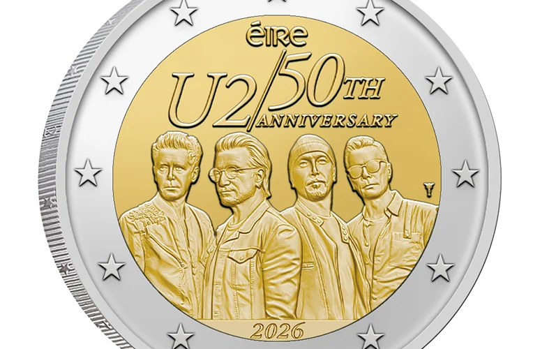 Face irlandaise de la pièce de 2 euros célébrant les 50 ans de U2 en 2026, avec les portraits des quatre membres du groupe.
