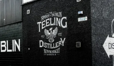 Façade de la distillerie Teeling à Dublin, photographiée par William Murphy.
